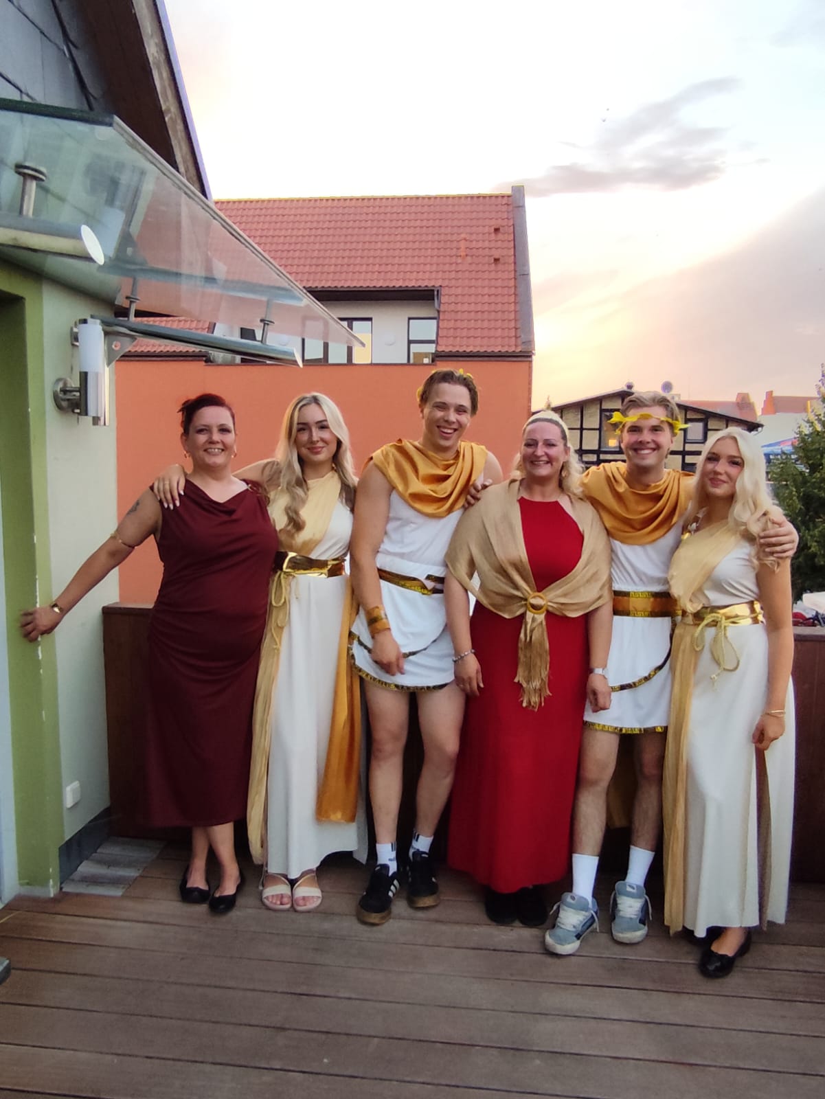 Griechischer Abend 2026 - Schipperhus Team in traditioneller griechischer Tracht